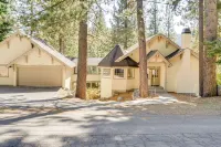 1 Mi to Lift! Olympic Valley Chalet w/ Hot Tub - Balcony