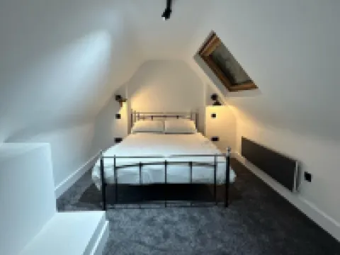 Dippen Hall Signature Apartment - Minutes From LGW Hotels in Lingfield