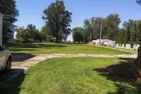 Eastlake Home w/ Patio < 1 Mi to Lake Erie! - Homestays