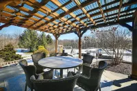 Pool & Furnished Patio: Group Getaway in Hershey - Barer