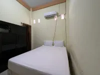 Hotel O Qq Kost Near Pantai Kebesaran Beach - parking