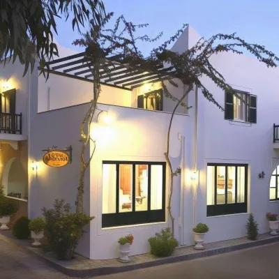 Apollon Design Boutique Hotel Chaniotis Car & Moto Rental附近的飯店