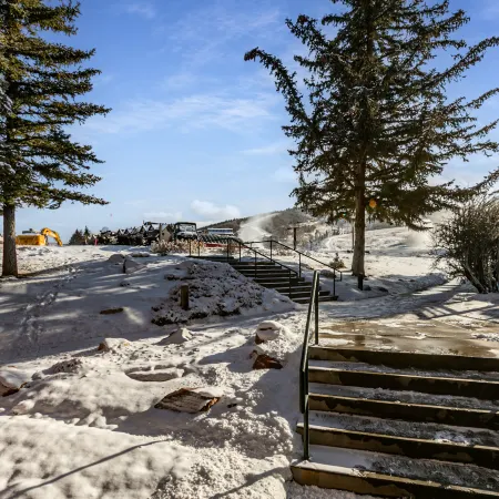 Summertime Fun! Walkout Patio to Pool, Pickleball Tennis Golf Hiking Biking BBQ Activities