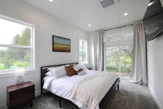 Two Primary Suites, Family & Dog Friendly