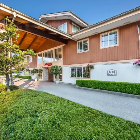 Econo Lodge Inn & Suites - North Vancouver