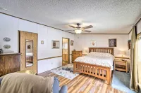 Rustic Family Home + Acreage ~ 20 Mi Hocking Hills - parking