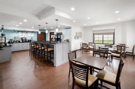 Garner Hotel Topeka West by IHG