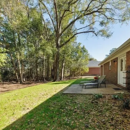 Charming 3-bedroom house in lovely Foley just 7 miles to the beach.