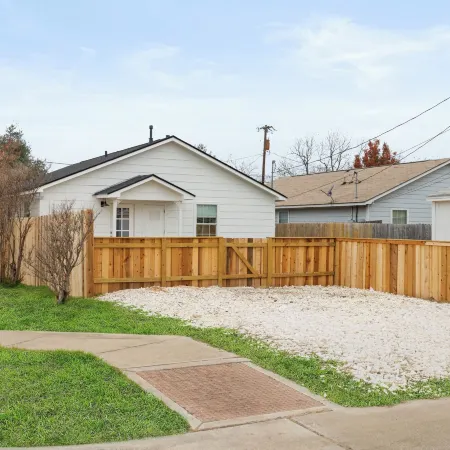 < 1 Mi to Georgetown Square: Pet-friendly Getaway!