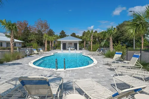 2BR Near Gulf Place w/ Pool, Grill + Free Tickets: Dolphin Cruise & More! - 4-Star