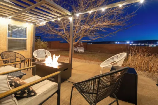 Modern retreat, great views, games galore..