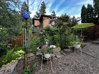 Modern, Spacious, and Private 1BR Suite Corvallis Market Center附近的飯店