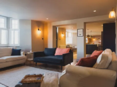 Luxury House Sleeps 14 with Secret Bar Near Bath Hotels in Warminster