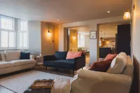 Luxury House Sleeps 14 with Secret Bar Near Bath