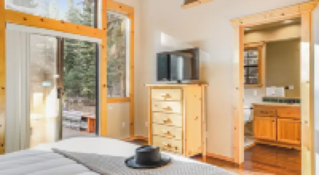 櫻桃木華麗小屋，被松樹環繞，配有熱水浴缸