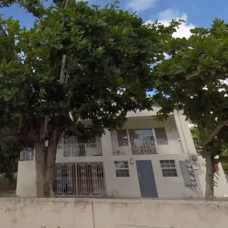 Almond Tree Studio - Modern A/C Apartment w/2 Queen beds in St. James