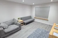 2 Bed House Sleeps 5 -Private Garden -Dogs Allowed