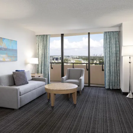 Embassy Suites by Hilton Tampa Airport Westshore Отели рядом с достопримечательностью «Стадион «Реймонд Джеймс»»