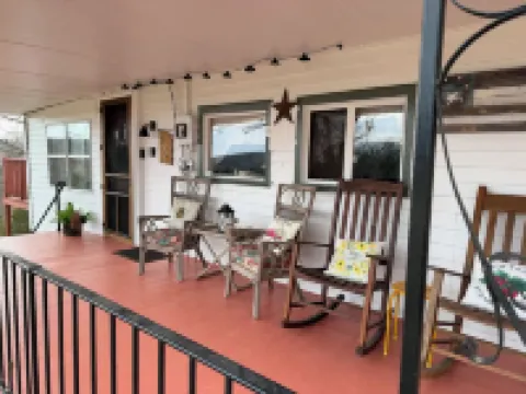 Viola’s Cottage -River Access- Peaceful, Scenic and Newly Renovated!