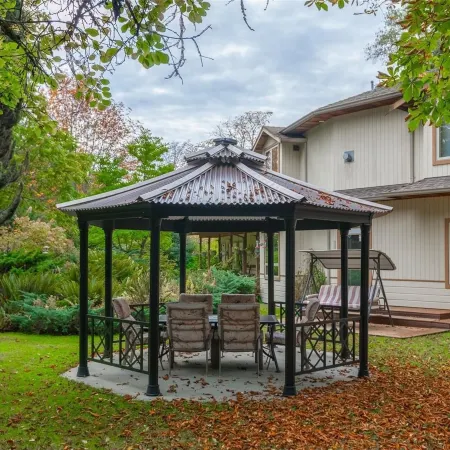Cedar Wood Lodge Bed & Breakfast Inn