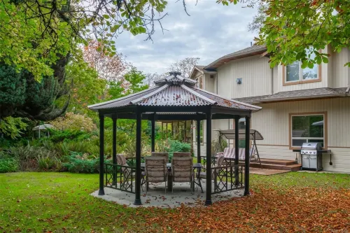 Cedar Wood Lodge Bed & Breakfast Inn