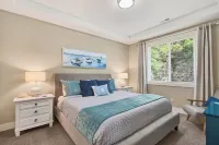 Short walk to BEACH - 3 bedrooms w/TVs- SLEEPS 6 - Dogs OK!