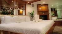 Sybaris Pool Suites - parking