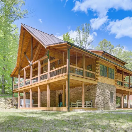 Luxury Hocking Hills Retreat w/ Indoor Sportcourt