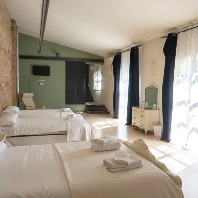 Flora Hotels near Muelle DW