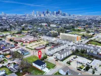 Modern 3BR Near UH Downtown Stadiums - Condos