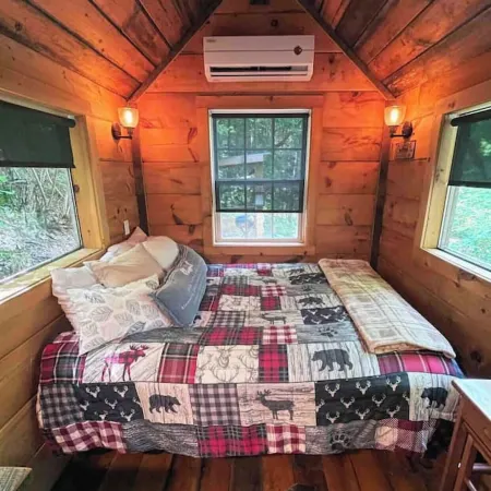 Cozy Beavercreek Cabin Retreat – Smoky Mountain Serenity Awaits!