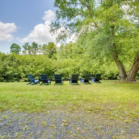 'Lil Red Hen' Cottage in the Boone Area w/ Hot Tub