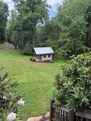 Little Creek Cabin, 2 bedrooms, 1.5 Baths (Sleeps 4) - Chalets