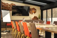 home Hotel - parking
