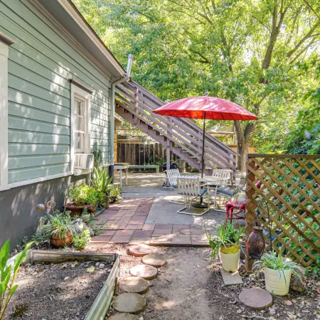 Walk to Downtown Chico! Tree-lined Apt w/ Deck