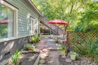 Walk to Downtown Chico! Tree-lined Apt w/ Deck - 2 estrellas