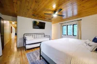 Sleeps 18 - Hot Tub - Playground - Games - Firepit - balcony
