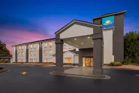 Days Inn by Wyndham McDonough - parking