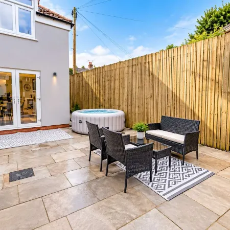 Beautiful 3 Bed Cottage - Hot Tub & Free Parking