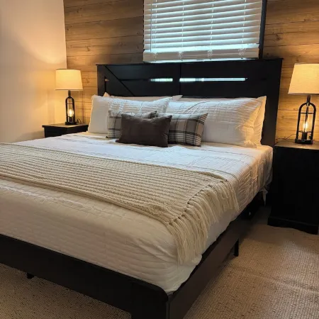 Cozy 2Br • Firepit • Minutes to Downtown & UW Campus • Near Lake Winnebago Hôtels à : Oshkosh