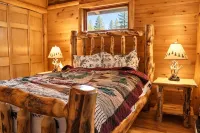 Unique Rustic Ski-Tree House - Game room, Hot tub & Sauna - 3-Star