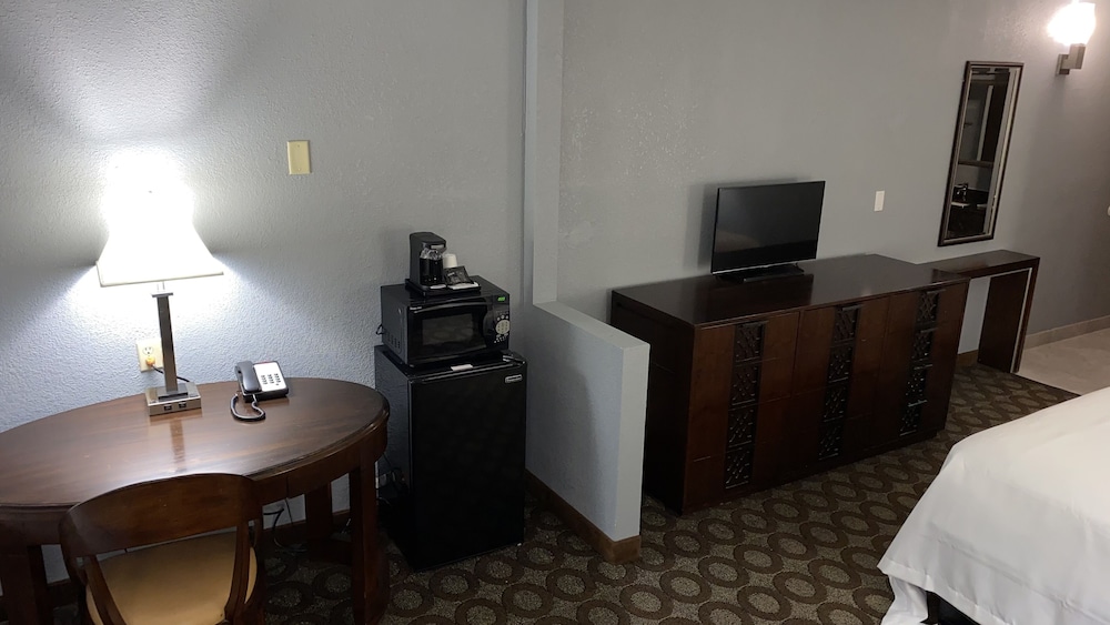 Econo Lodge Inn & Suites