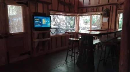 Wonderful Rustic Cabin, with Native Trees, with Rio Trancura, Equipped Отели рядом с достопримечательностью «Camping Montaña Linda»