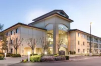 DoubleTree by Hilton Ontario Airport Hotel berhampiran Pacific Plaza