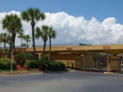 Quality Inn & Suites Gulf Breeze Bayside Near Pensacola Beach Hotels in Santa Rosa County