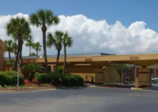 Quality Inn & Suites Gulf Breeze Bayside Near Pensacola Beach Hotels in Gulf Breeze