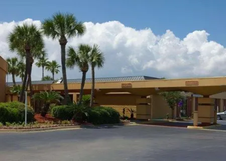Quality Inn & Suites Gulf Breeze Bayside Near Pensacola Beach