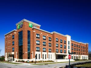 Holiday Inn Express & Suites Franklin - Berry Farms