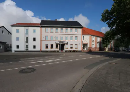 Hotel Deutscher Hof Отели в г. Шафхайм