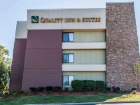 Quality Inn & Suites Warren - Detroit Hotels in Warren
